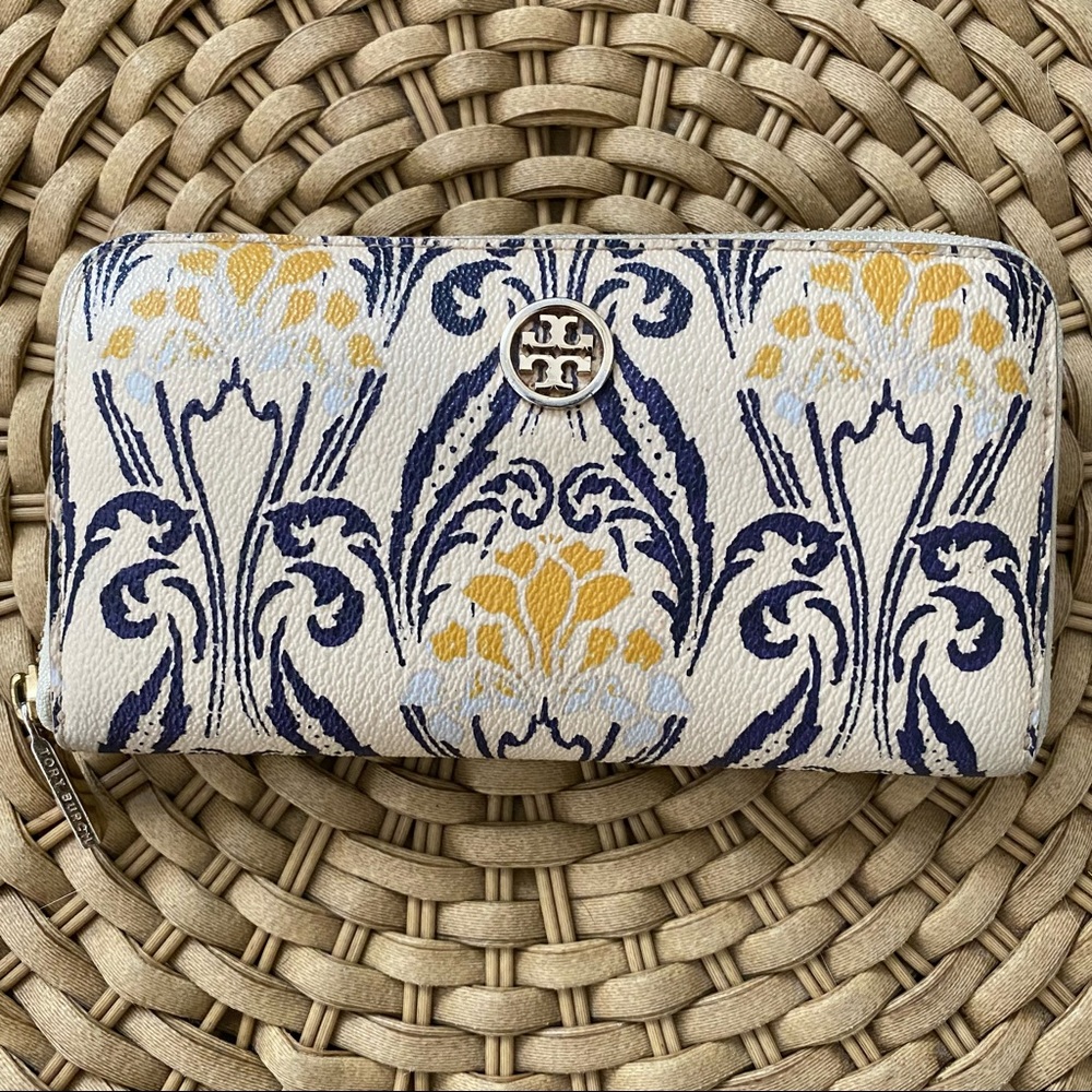 Tory Burch wallet 🌿